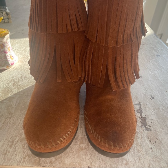 Minnetonka 3 later fringe boot size 7 - Picture 3 of 7